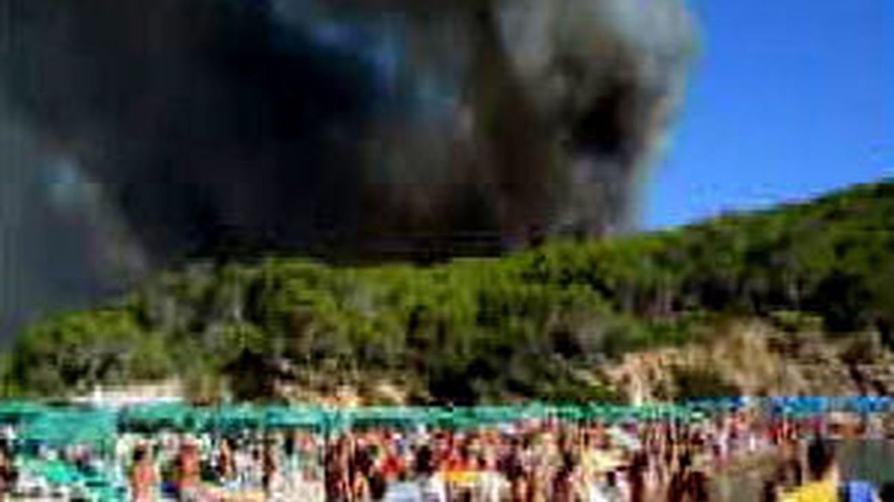 Sigue sin control el incendio de Ibiza, que ha arrasado unas 2.000 hectáreas