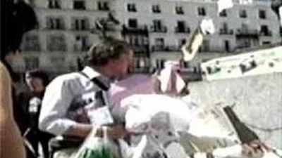 Trifulca en Sol entre los “acampados” y un hombre que la emprendió con los carteles reivindicativos