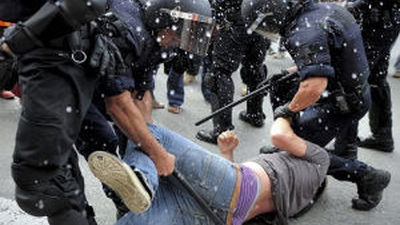 Los "indignados" vuelven a la Plaza de Cataluña tras la batalla campal que dejó 121 heridos