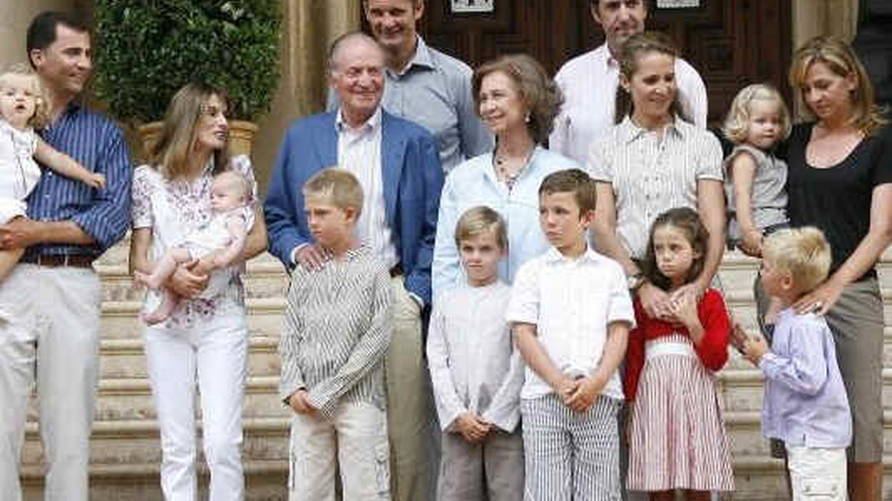 La Familia Real asiste en Zarzuela a la Primera Comunión de  Miguel Urdangarin