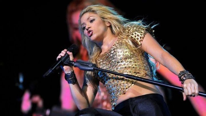 Shakira pone a mover las caderas a los jugadores del Barcelona en su concierto