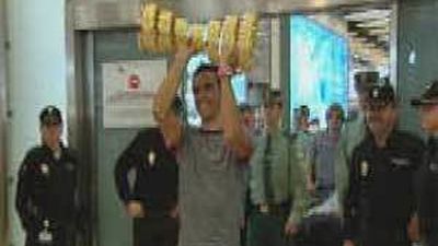 Contador llega a Madrid con su segunda copa del Giro de Italia