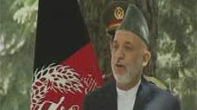 Karzai a la OTAN: "Si no detienen sus bombardeos, su presencia será la de un invasor"