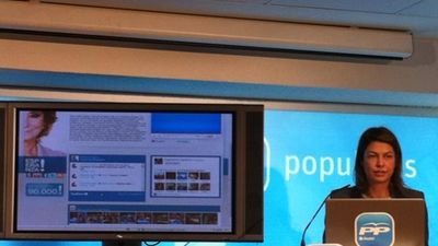 Las chicas Wonderbra recorren las calles de Madrid en cochecitos descapotables turísticos