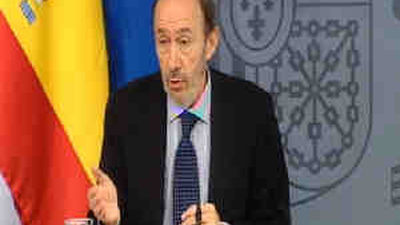 El Gobierno penaliza los "superdepósitos" y limita los sueldos en la banca