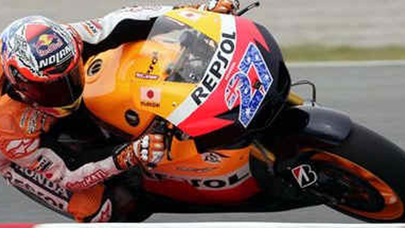 Stoner se impone en los primeros libres al perdonado Simoncelli y Dovizioso