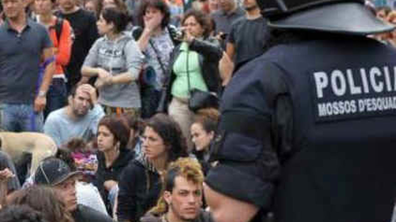 "Indignados" de toda Cataluña acuerdan acampar ante el Parlament