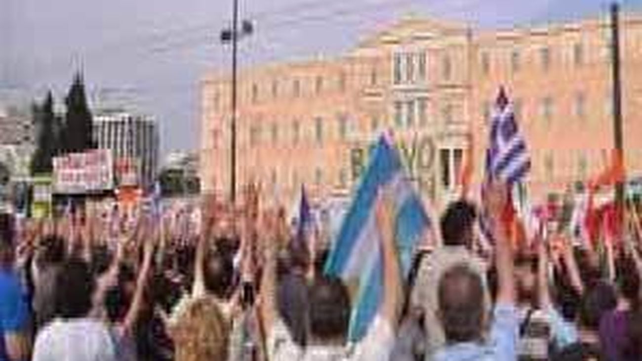 Papandréu busca el apoyo de su partido mientras siguen las protestas en Grecia