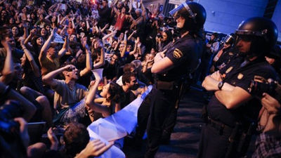 Los 'indignados' frenan el desalojo de una inquilina por impago de alquiler