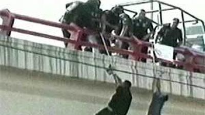 Sicarios mexicanos cuelgan a un hombre herido y a un cadáver de un puente en Monterrey