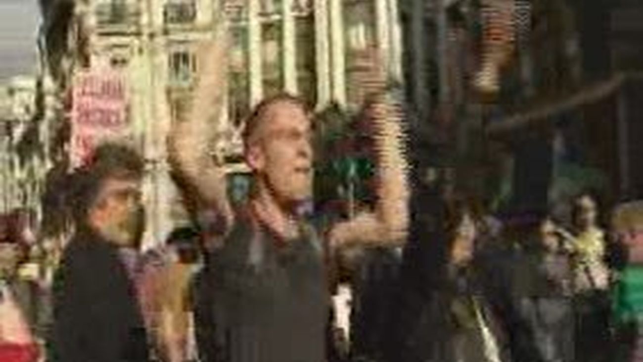 Un millar de "indignados" protestan frente al Congreso en contra de las reformas laborales