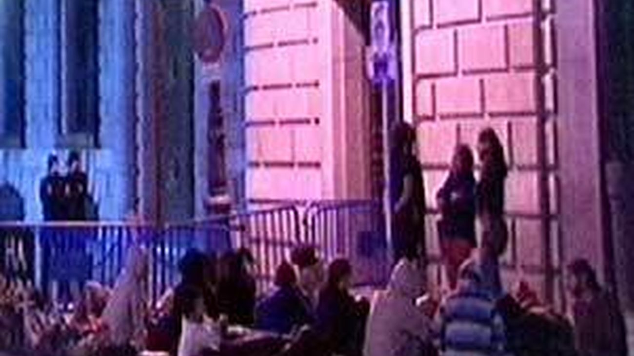 Pasan la noche ante el Congreso en protesta por  la intervención policial en Valencia