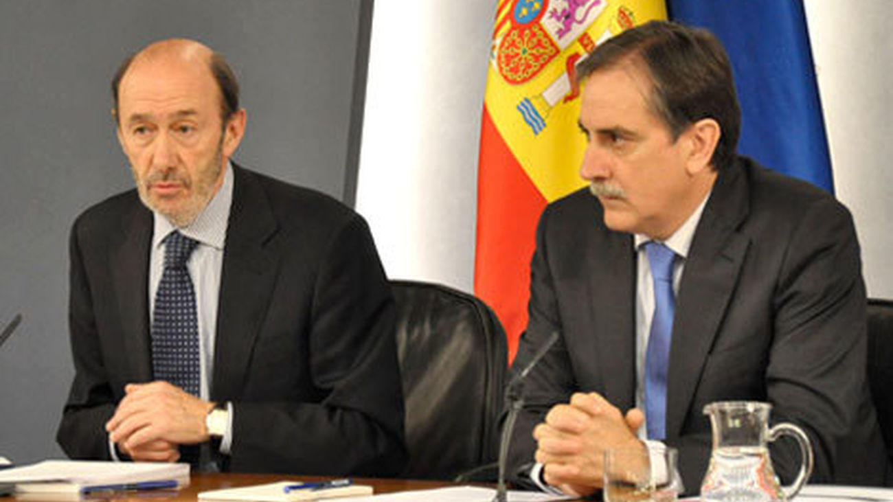 El vicepresidente primero Rubalcaba y el ministro de Trabajo, Valeriano Gómez