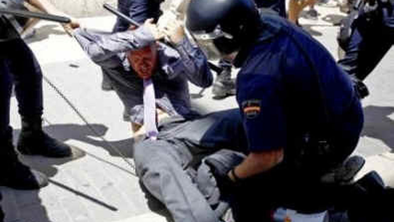 La Policía desaloja a indignados concentrados frente a Ayuntamiento de Madrid
