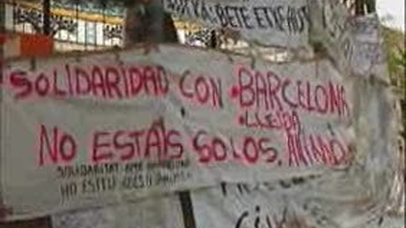 Grupos de indignados permanecen acampados pese a la decisión de las asambleas