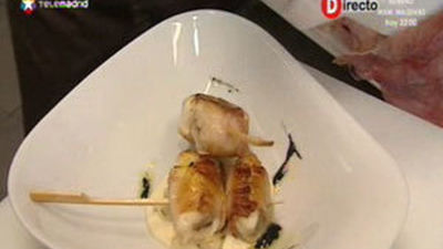 Brochetas de rape con tallarines de sepia