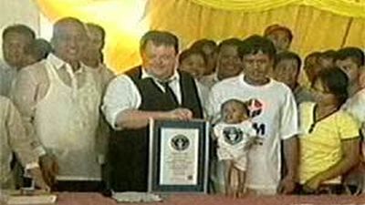 Un filipino de 59,7 centímetros, declarado el hombre más pequeño del mundo