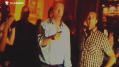 Gallardón, perseguido e increpado en su calle por prohibir la música en Chueca