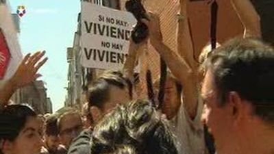 Cayo Lara increpado por activistas que pretendían impedir un desahucio en Tetuán