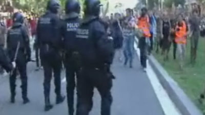 Los 'indignados' insultan, acosan y zarandean a los diputados a la entrada del Parlamento catalán