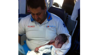 Nace una niña  en una ambulancia del Summa