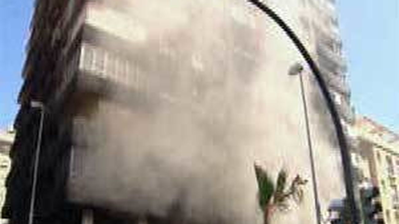 Un centenar de vecinos desalojados en Cádiz por un incendio de un edificio