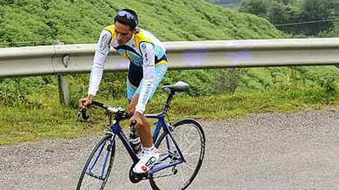 La gendarmería francesa detiene a Contador por no llevar luz en la bicicleta