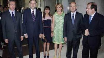 Chaves, Rajoy, Herrera y una nutrida presencia municipal en la toma de posesión de Aguirre