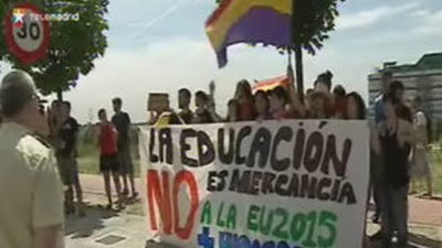 Un grupo de indignados abuchea al Príncipe al llegar a la Autónoma de Madrid