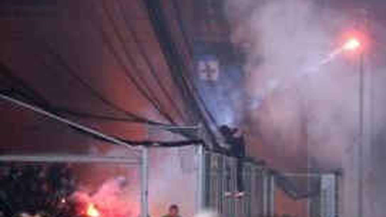 Lanzan desde una moto una bengala encendida sobre las tiendas de campaña de la Plaza España de Palma