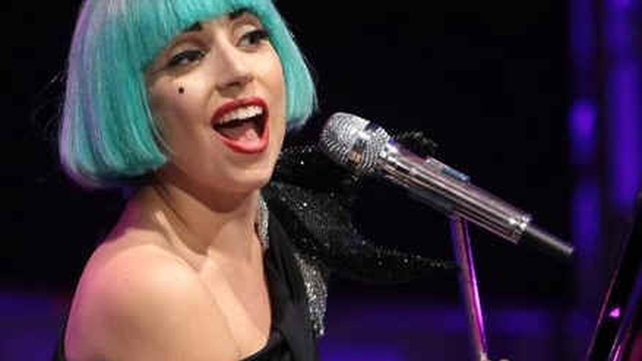 Lady Gaga se queda calva en pleno show