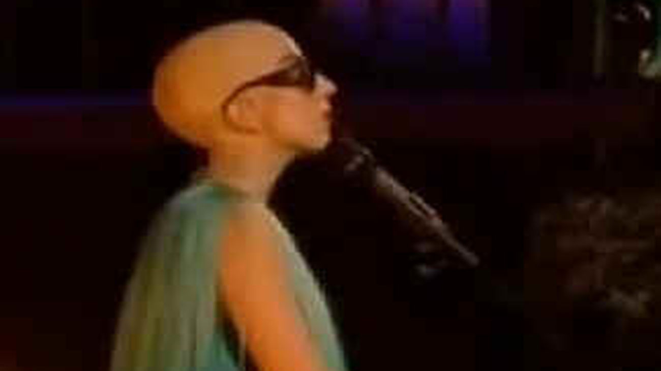 Lady Gaga se queda calva en pleno show