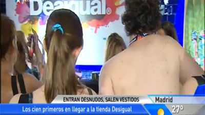 Desigual vuelve a vestir gratis a los cien primeros  que entren casi desnudos en una tienda de Madrid