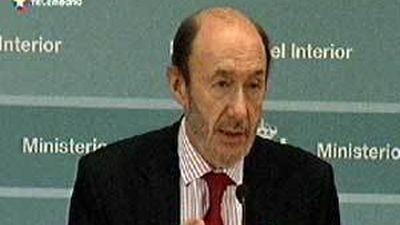 Sáenz de Santamaría pide a Rubalcaba que cumpla su palabra con los ediles escoltados