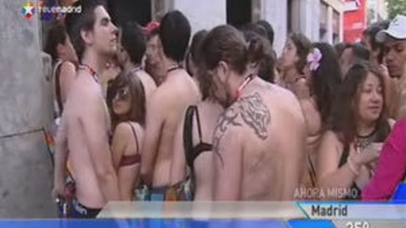 Se desnudan por ropa gratis