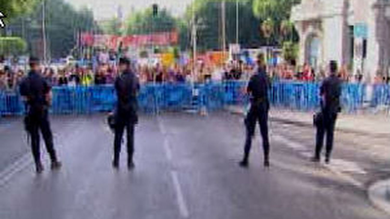 Los indignados se retiran del Congreso tras la protesta al inicio del Pleno de la reforma laboral