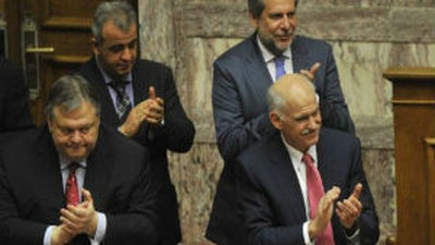 La Comisión Europea valora el paso dado por el Congreso griego al apoyar a Papandréu