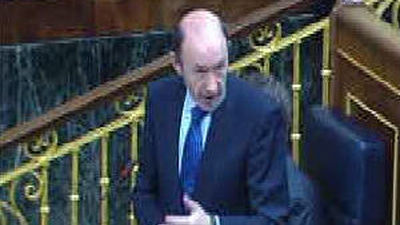 Santamaría acusa a Rubalcaba de utilizar la vicepresidencia electoralmente y éste le pide que abandone las "trincas personales"