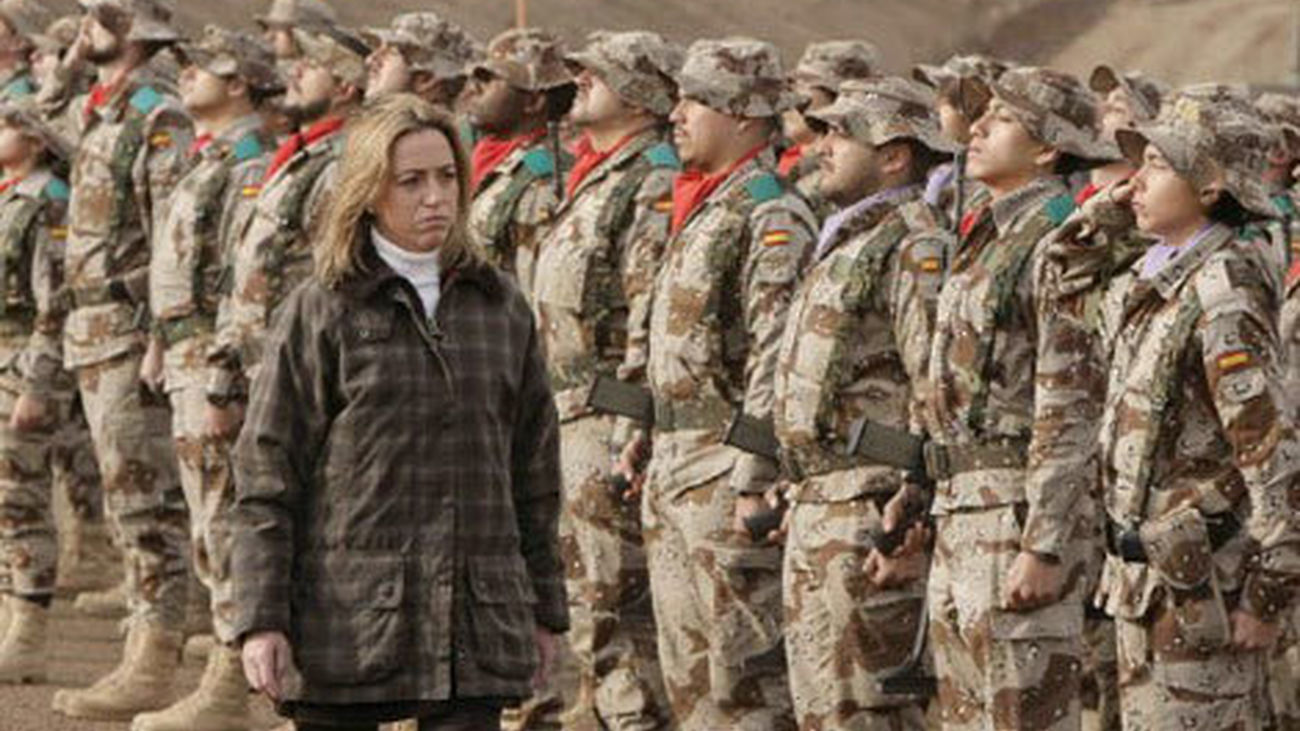 La ministra de Defensa, Carmen Chacón, pasa revista a los soldados españoles en Afganistán