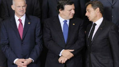 La zona euro se compromete a un segundo rescate para Grecia si acepta nuevos ajustes