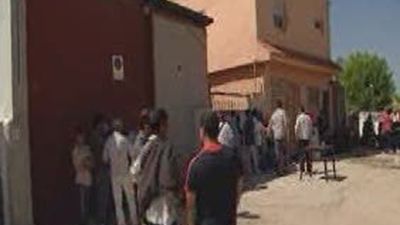 Miembros del 15-M acampan en la Cañada Real ante la casa con orden de derribo