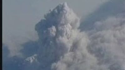 El Puyehue continúa arrojando cenizas