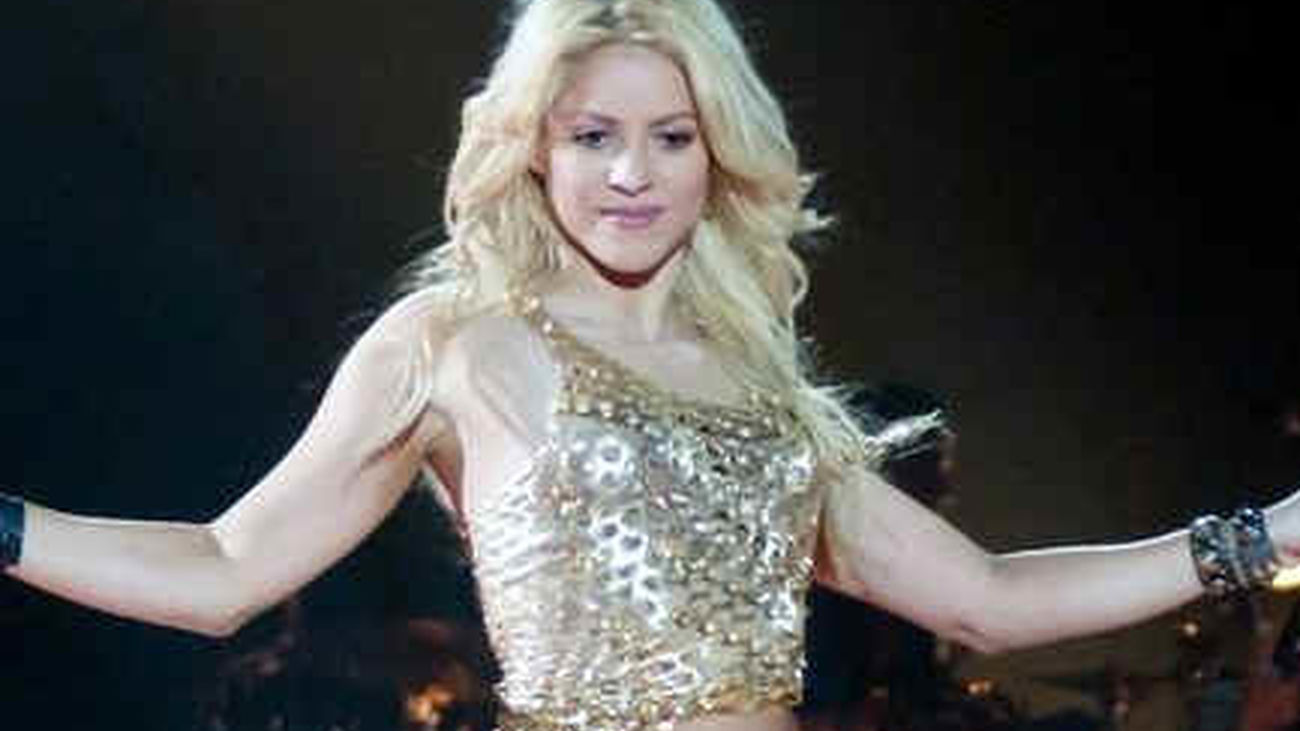 Shakira desmiente su embarazo levantándose la camiseta