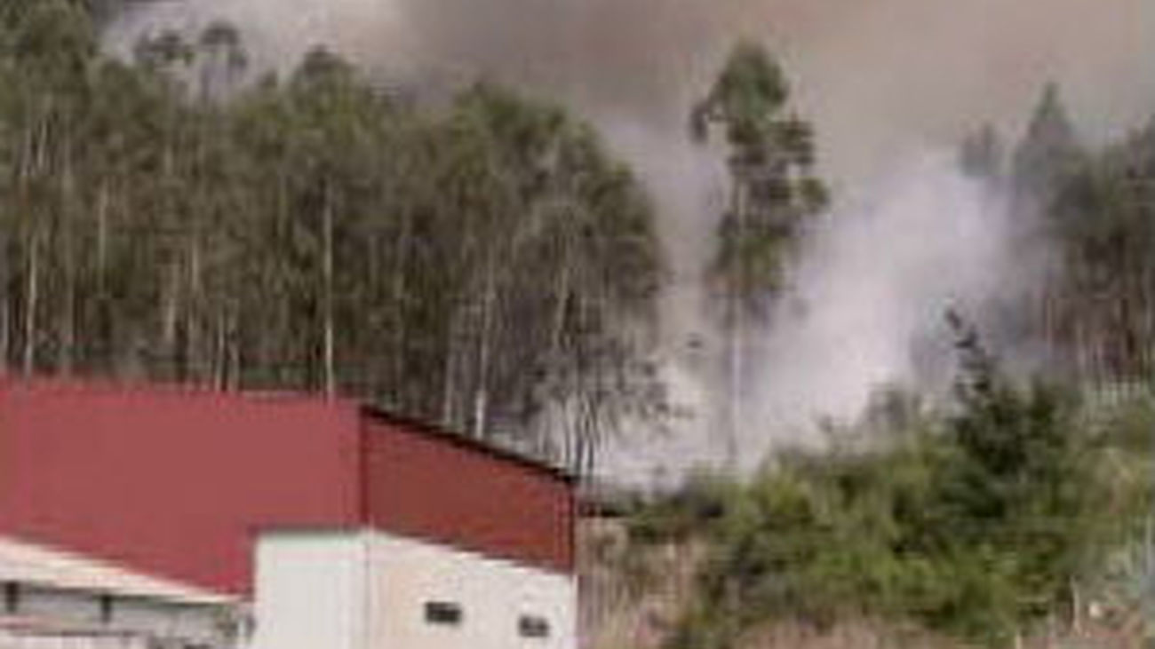 Varios incendios siguen activos en las cuatro provincias  gallegas
