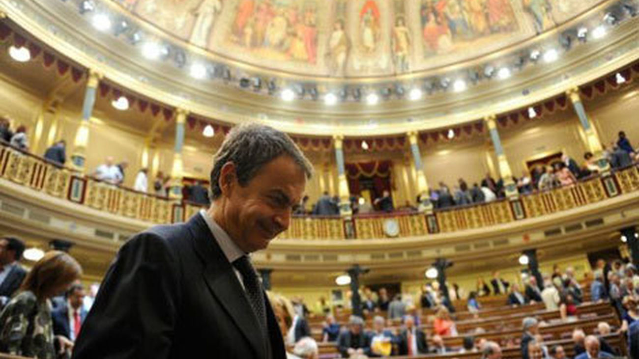 Zapatero, cabizbajo, en el Congreso de los diputados