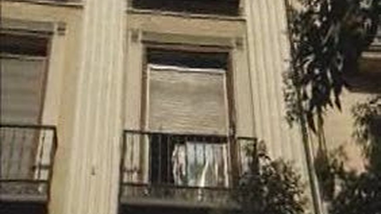 Un matrimonio, detenido por dejar solo en un balcón a su hijo de tres años