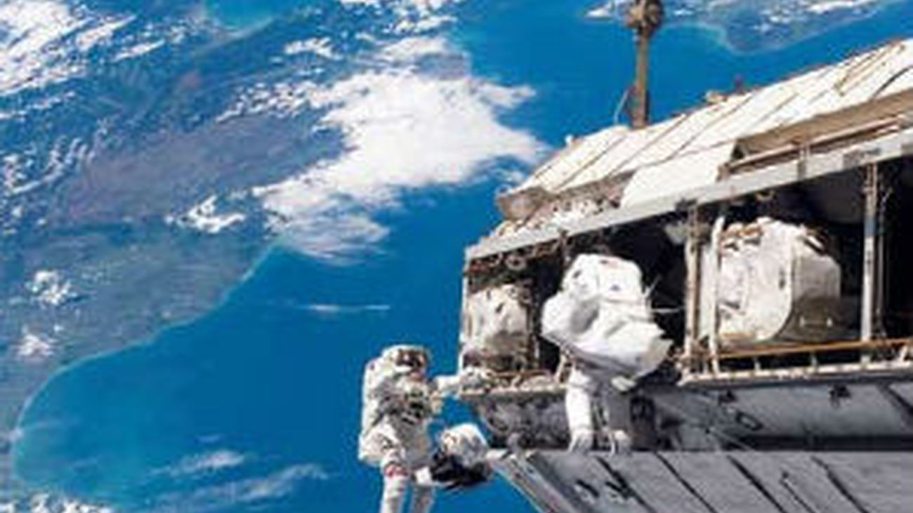 Los tripulantes evacúan la estación espacial por proximidad de basura espacial
