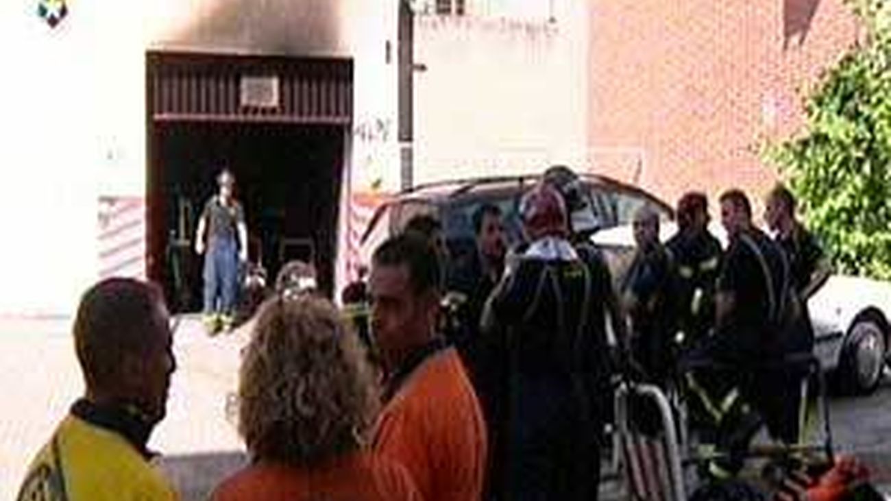 Intoxicada una mujer por un  incendio producido en un garaje de Aluche