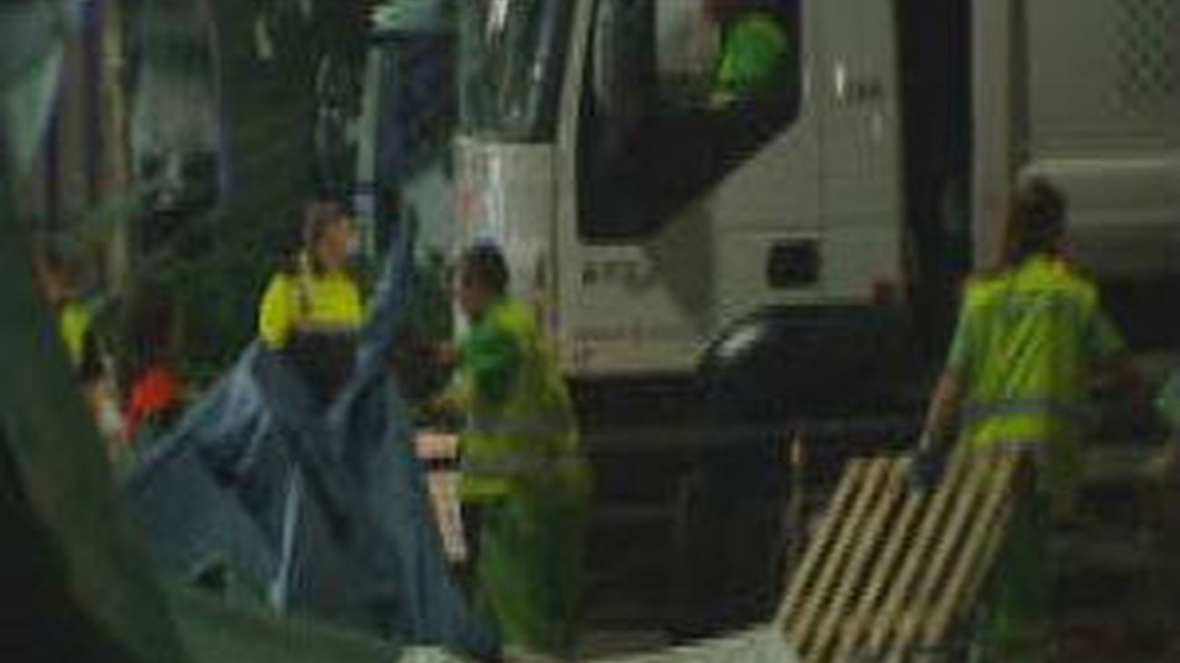 La Policía desaloja a los últimos indignados acampados en la plaza de Catalunya