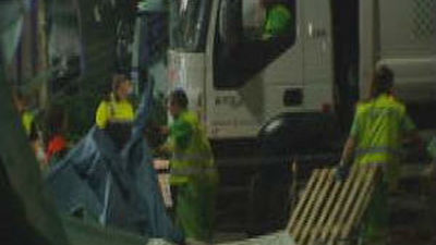 La Policía desaloja a los últimos indignados acampados en la plaza de Catalunya